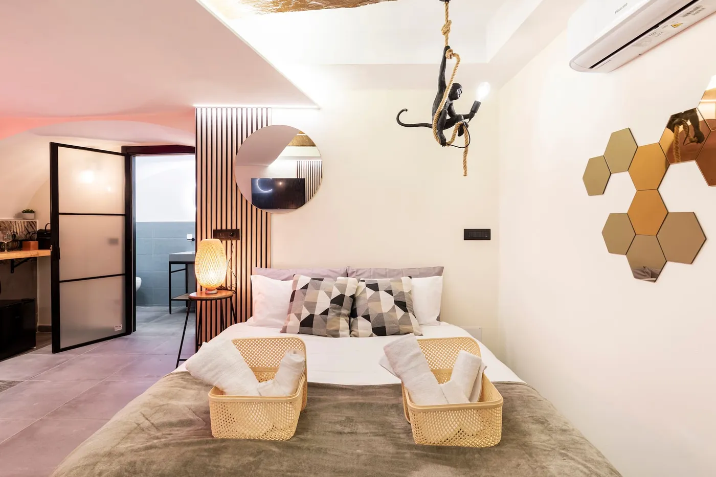 Letto queen-size sotto le travi antiche