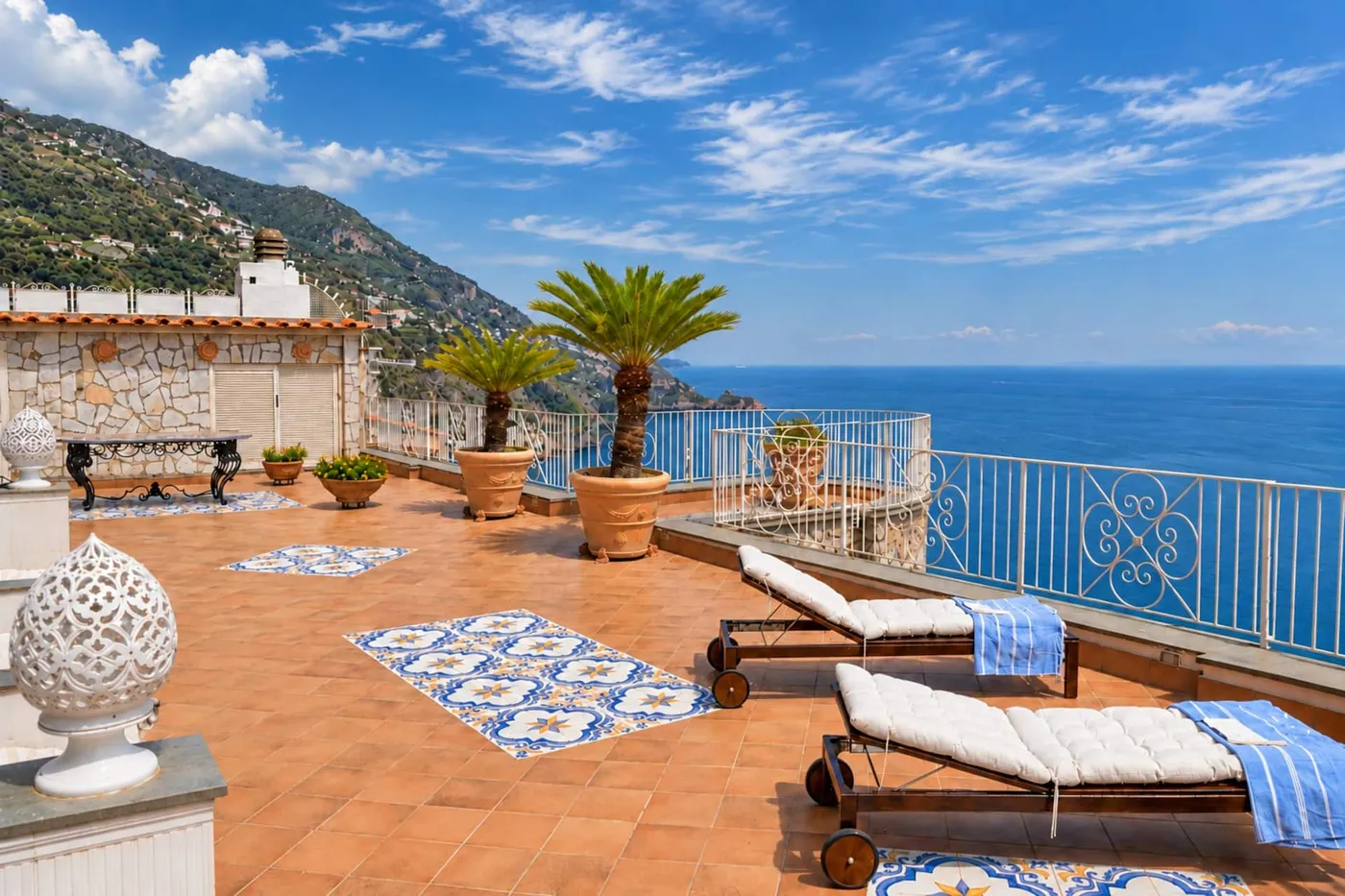 Roof top con lettini e vista mare